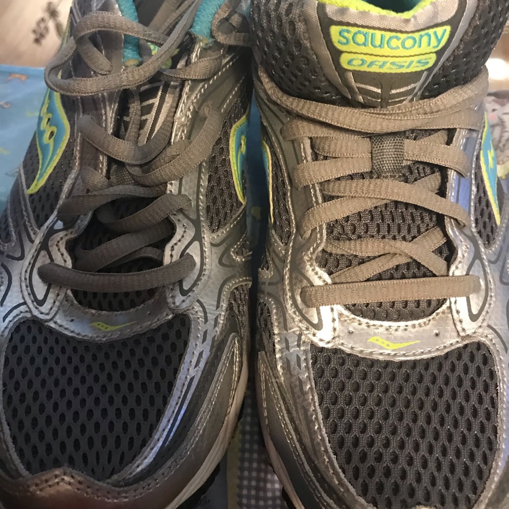 Tennis shoes